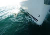 barcha a vela prua di yacht a vela linea di galleggiamento mare onda